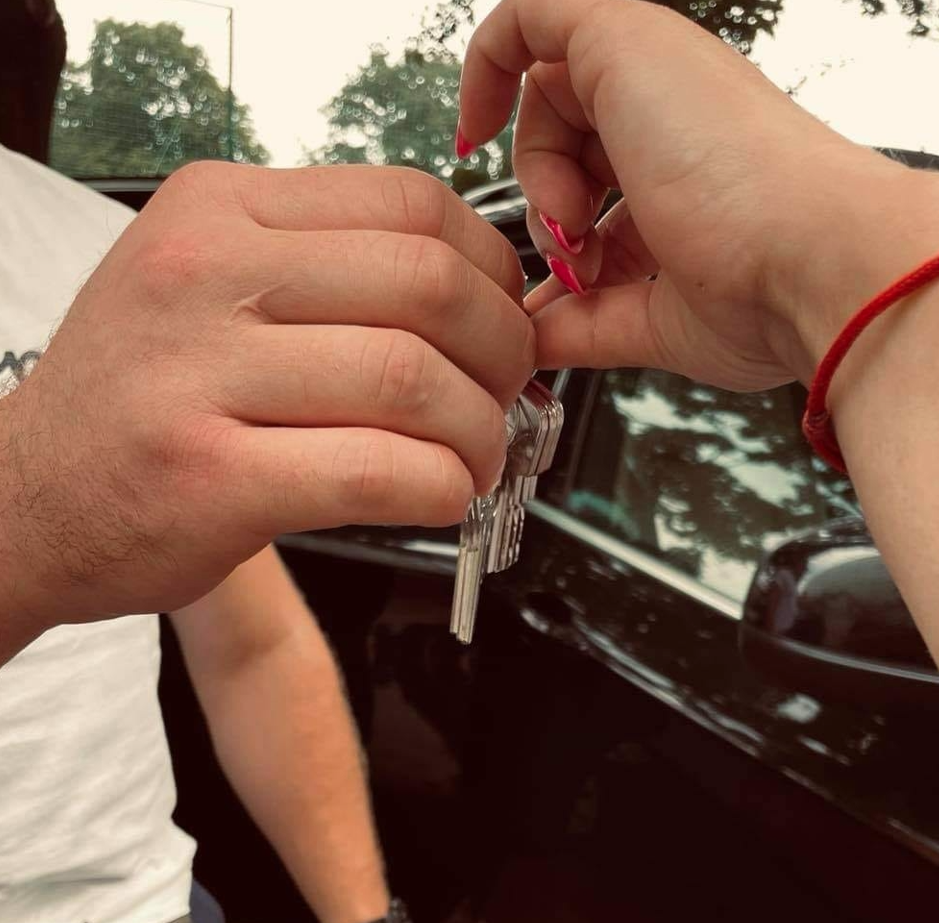 Pani Laura K. opuszcza zajmowane mieszkanie